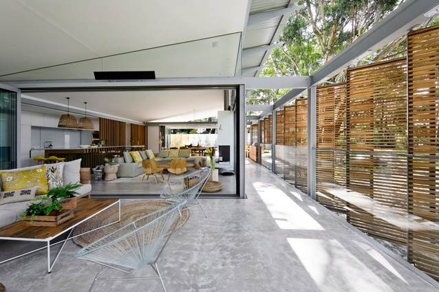 Connecting the indoors to the surrounding bushland with pivoting screens