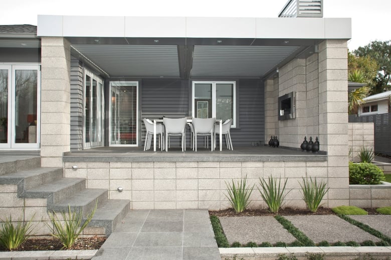 Outdoor room with Aurae opening louvre roof