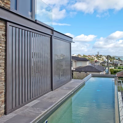 Operable louvre blades