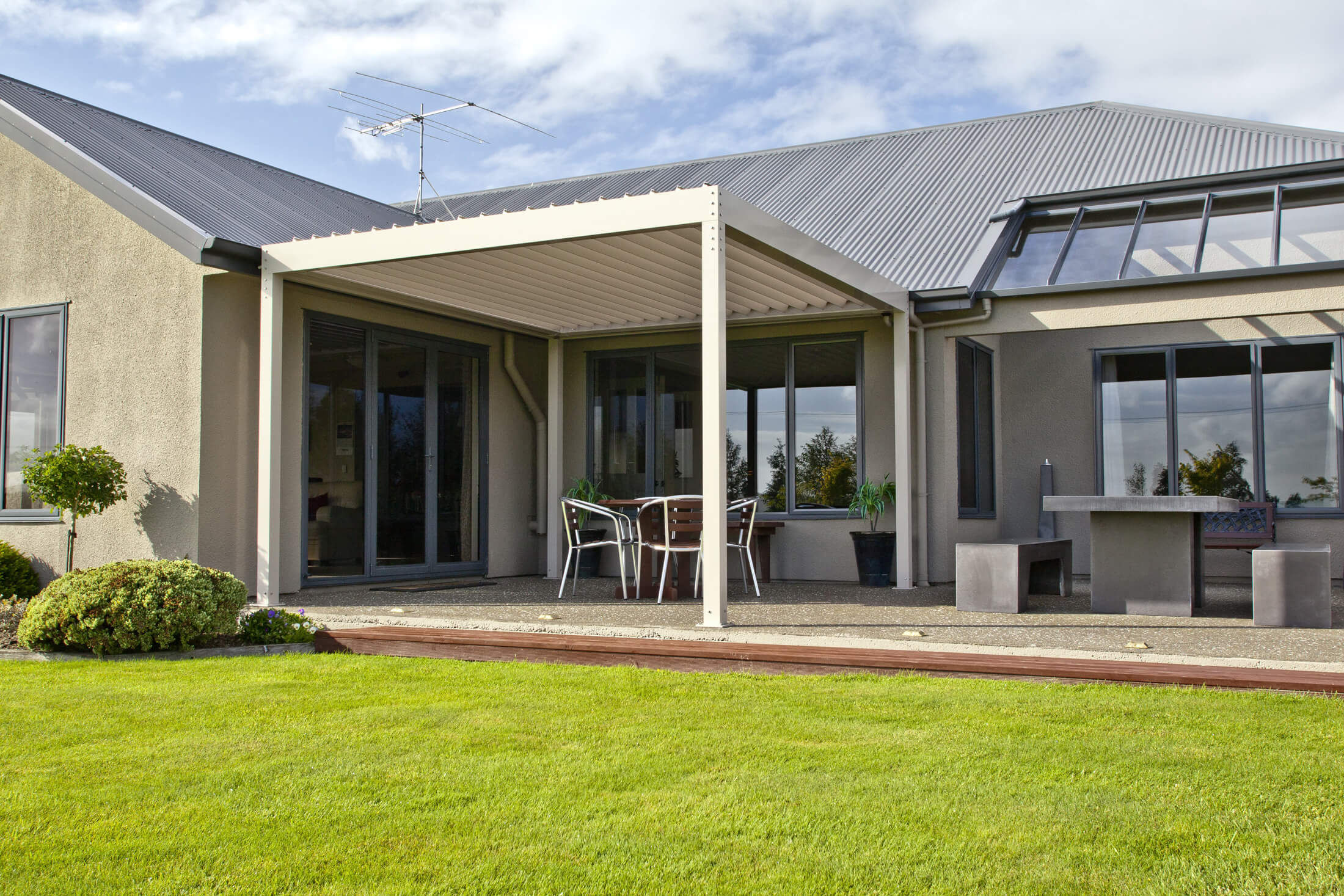 Free-standing aluminium frame with opening louvre roof