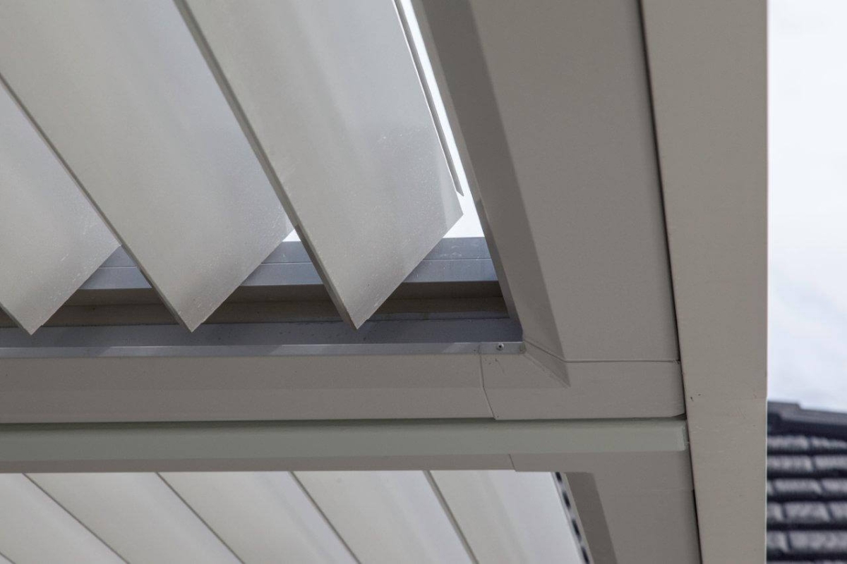 Opening louvre roof by Aurae