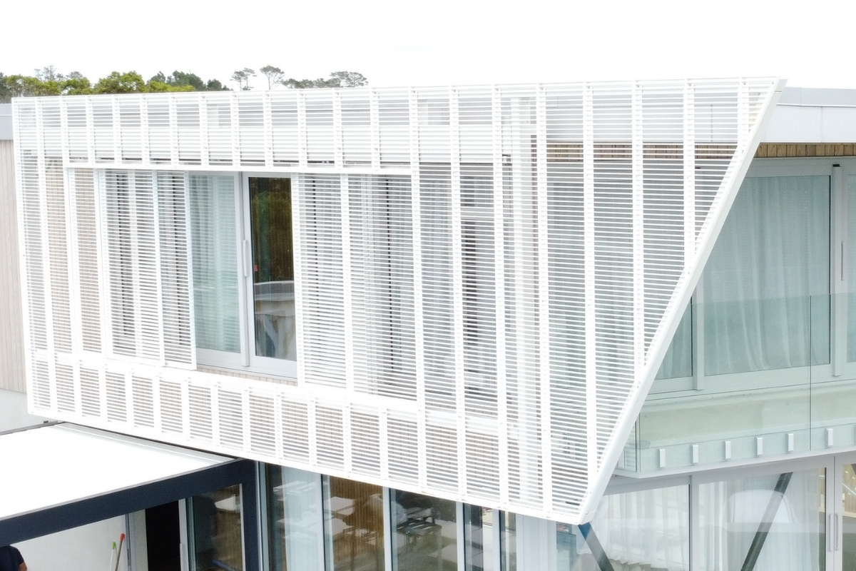 Motorised sliding shutters by Aurae