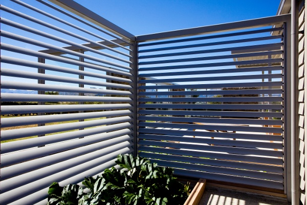 Operable louvres for sun shading