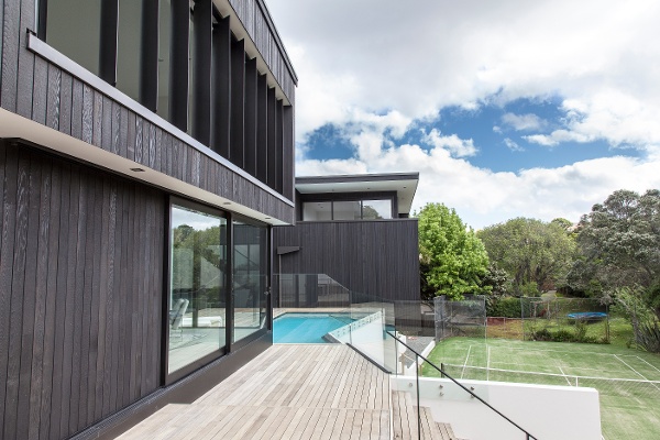 Motorised operable louvres on the exterior of a home