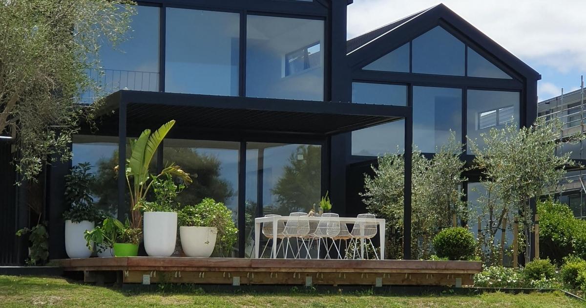 See how you can create an outdoor room with louvres